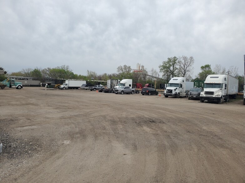 More Photos Of 5250 W Plattner Dr, Alsip Warehouse For Lease