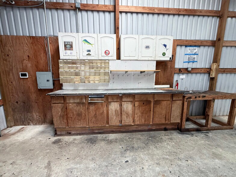 More Photos Of 1115 Chateau Woods Parkway Dr, Conroe Light Manufacturing For Lease