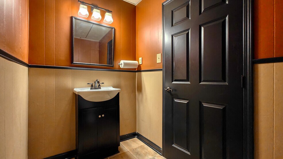 More Photos Of 512 Stonewall St N, McKenzie Office For Sale