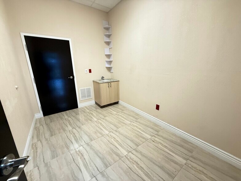 More Photos Of 2950 W Griffin Rd, Fort Lauderdale Freestanding For Lease