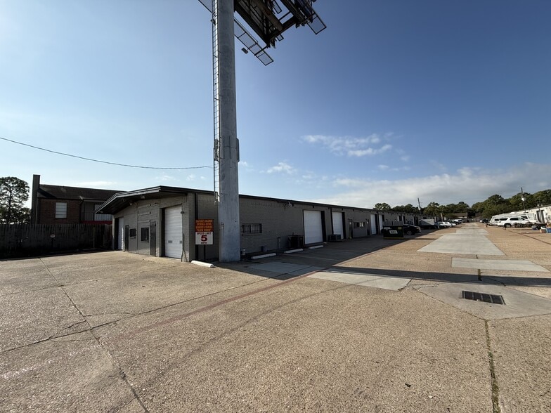 More Photos Of 13329 Veterans Memorial Dr, Houston Unknown For Lease