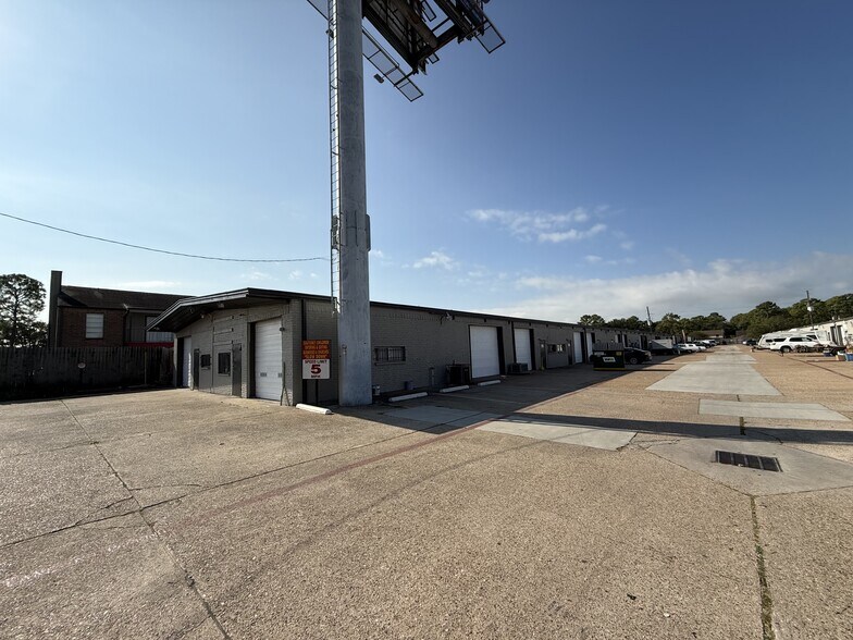 More Photos Of 13329 Veterans Memorial Dr, Houston Unknown For Lease