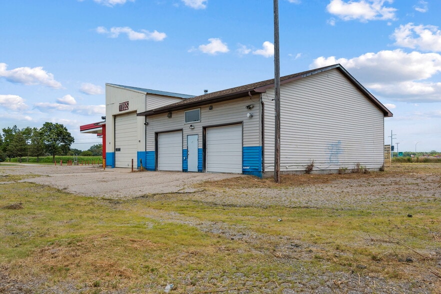More Photos Of 3401 W Oakland Ave, Austin Truck Stop For Sale