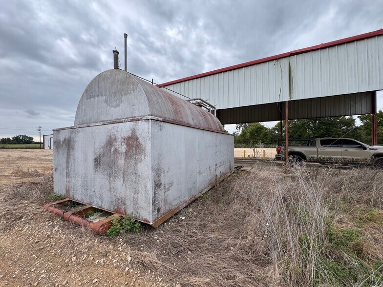 More Photos Of 9182 S US Highway 79, Palestine Service For Lease