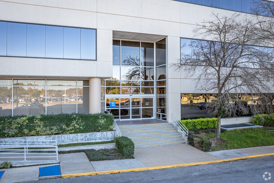 More Photos Of 7737 Southwest Fwy, Houston Unknown For Lease