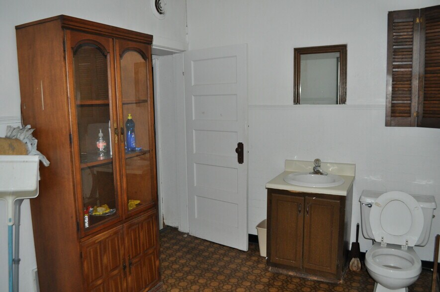 More Photos Of 414 Wharf St, Loudon Office For Sale