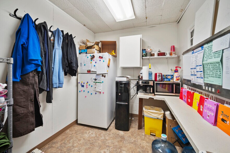 More Photos Of 5280 Edison Ave, Colorado Springs Veterinarian Kennel For Sale