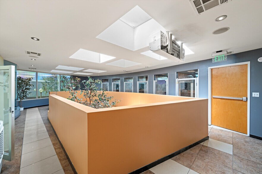 More Photos Of 23945-23947 Newhall Ave, Santa Clarita General Retail For Sale