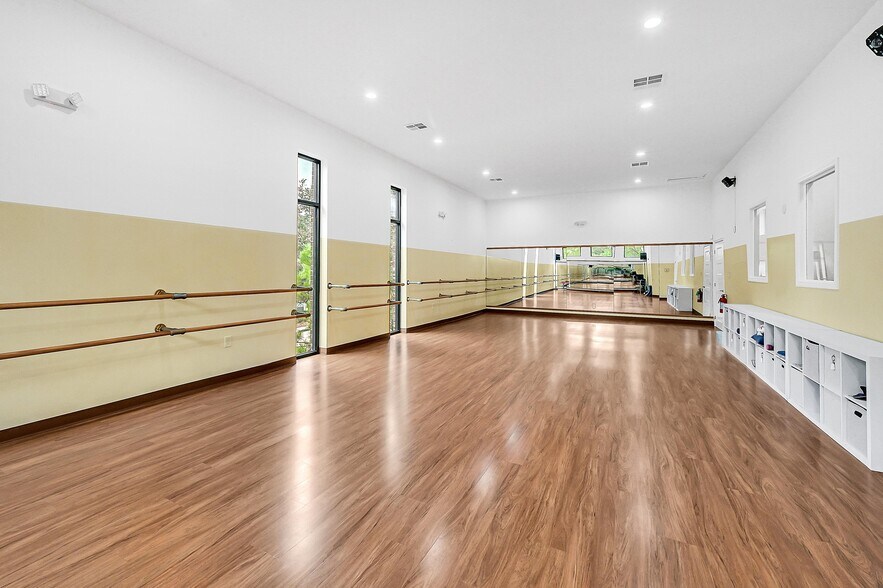More Photos Of 20621 Westheimer Pky, Katy Freestanding For Sale