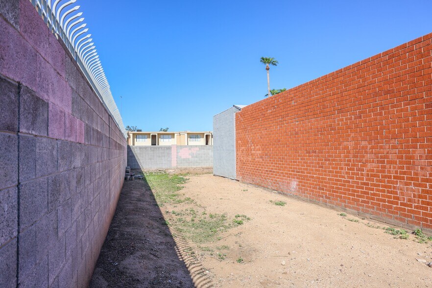 More Photos Of 2423 W Campbell Ave, Phoenix Warehouse For Lease