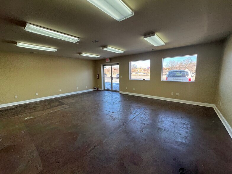 More Photos Of 1109 Jennings Ave, Seneca Flex For Lease