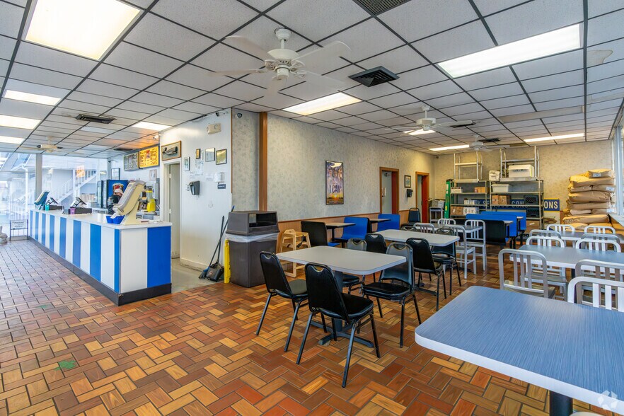 More Photos Of 199 E Hwy 60, Pekin Bar For Sale