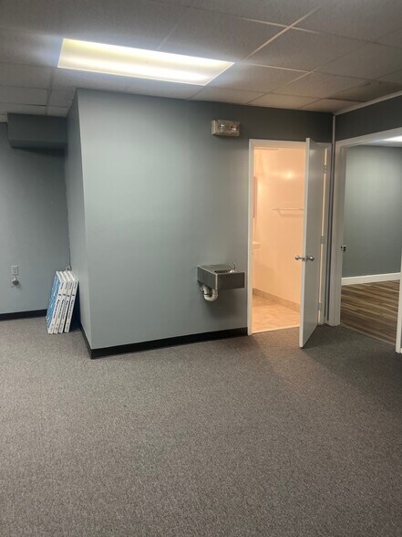 More Photos Of 10001 Lewis Dr, Damascus Warehouse For Lease