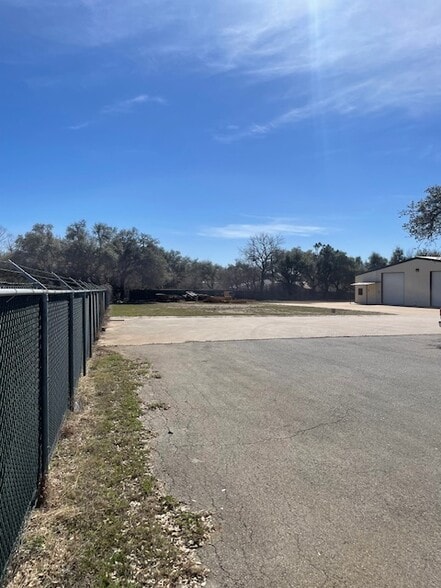 More Photos Of 1451 US-290, Dripping Springs Flex For Lease