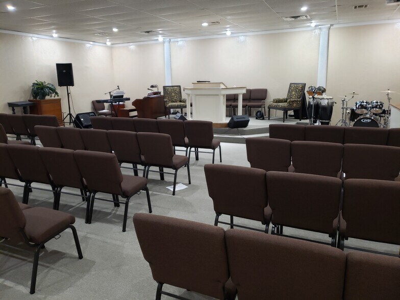 More Photos Of 1116 SW H Ave, Lawton Religious Facility For Lease