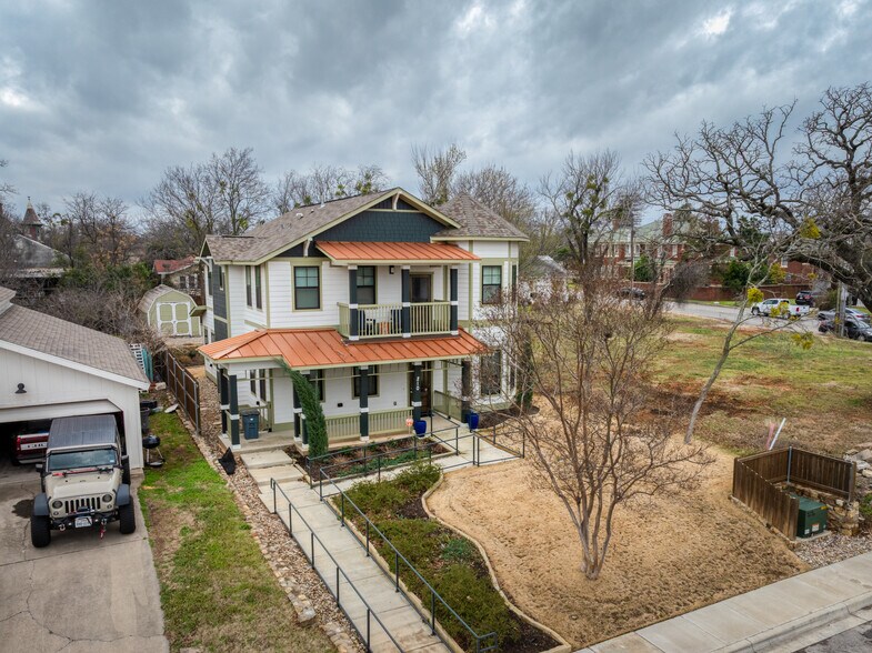 More Photos Of 210 E Church St, Weatherford Office Residential For Lease