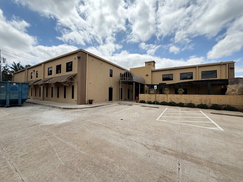 More Photos Of 251 Carroll St, Fort Worth Freestanding For Lease
