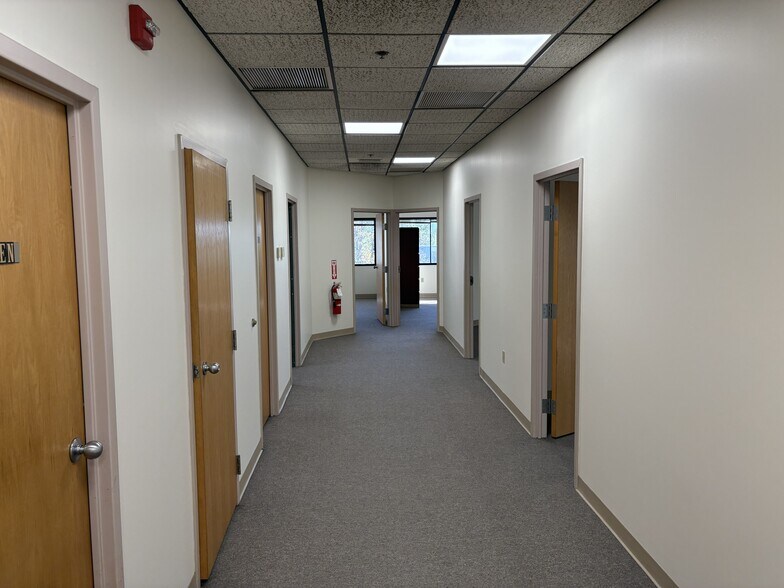 More Photos Of 117 Londonderry Tpke, Hooksett Flex For Lease