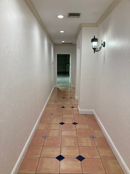 More Photos Of 4044 NE 5th Ter, Oakland Park Warehouse For Lease