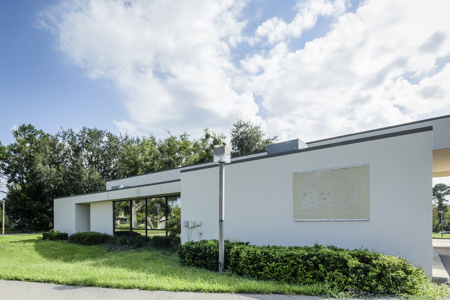 More Photos Of 892 Deltona Blvd, Deltona Bank For Sale
