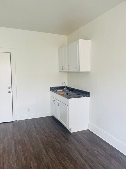 More Photos Of 800-808 N Avalon Blvd, Wilmington Storefront Retail Office For Lease