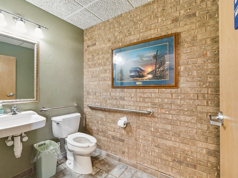 More Photos Of 931 Arlington St, Ada Office For Sale