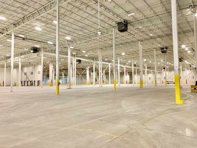 More Photos Of 1717 Lawrence Dr, De Pere Distribution For Lease