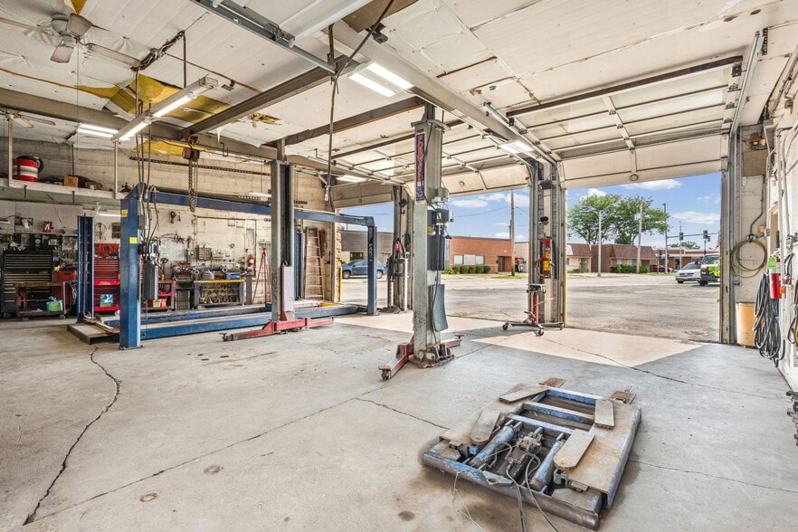 More Photos Of 9800 W Belmont Ave, Franklin Park Auto Repair For Sale