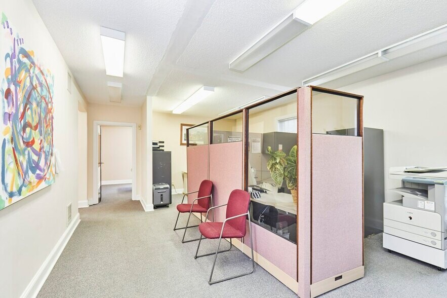 More Photos Of 215 Simcoe St N, Oshawa Office For Sale