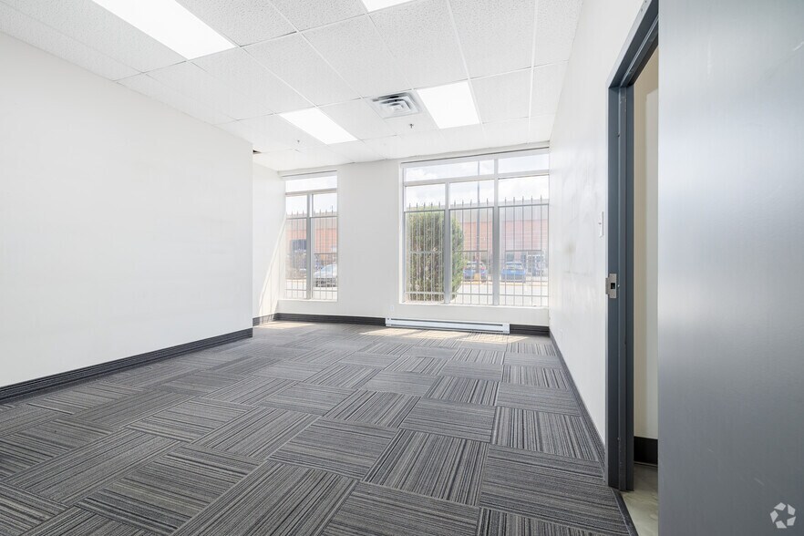 More Photos Of 9175-9225 Boul Langelier, Montréal Warehouse For Lease