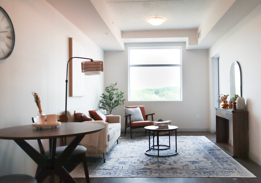 More Photos Of 16 Queen St W, Cambridge Apartments For Lease