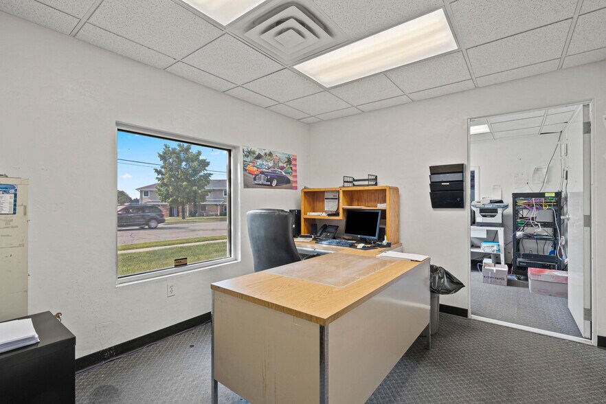 More Photos Of 821 Lime Kiln Rd, Green Bay Flex For Lease