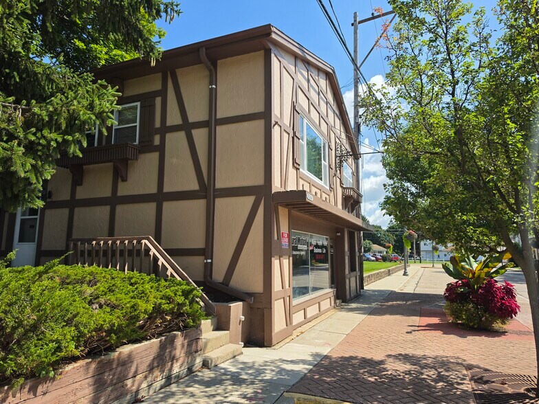 More Photos Of N116W15830 Main St, Germantown Office For Lease