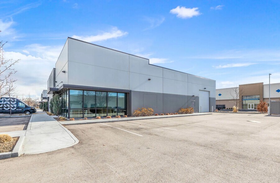 More Photos Of 9877 W Emerald St, Boise Flex For Lease