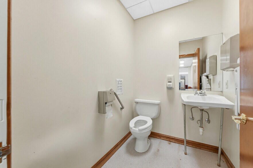 More Photos Of 1703 Locust Ave, Fairmont Medical For Sale