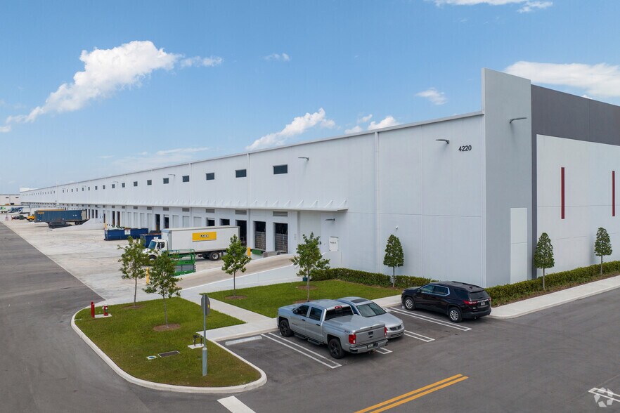 More Photos Of 4220 W 104th St, Hialeah Distribution For Lease