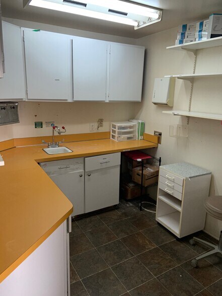 More Photos Of 26831 Woodward Ave, Huntington Woods Medical For Lease