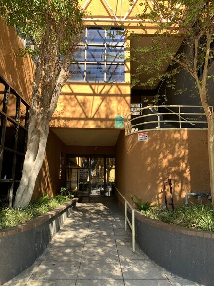 More Photos Of 20941-20945 Devonshire St, Chatsworth Medical For Lease