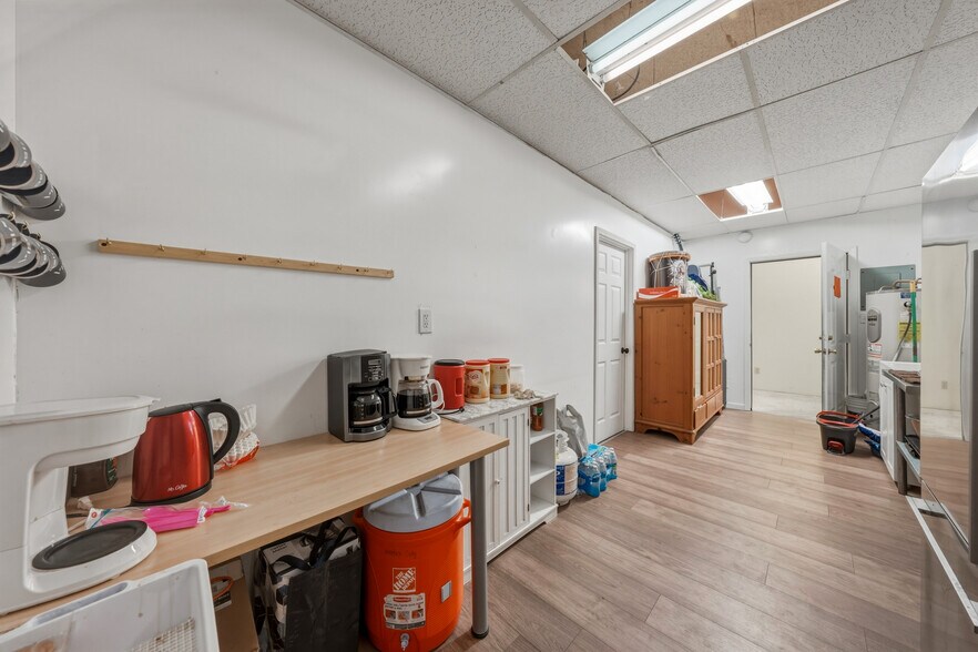 More Photos Of 14420 Lakeshore Dr, Clearlake Office For Sale
