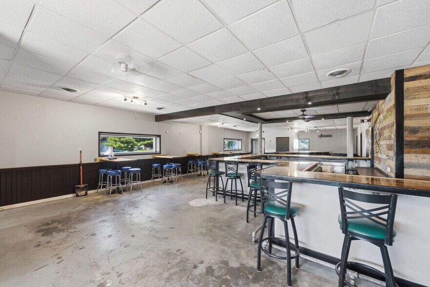 More Photos Of 2025 Hickory Grove Rd, Davenport Bar For Sale