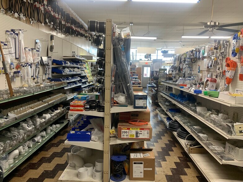 More Photos Of 719 E Murray St, Boyd General Retail For Sale