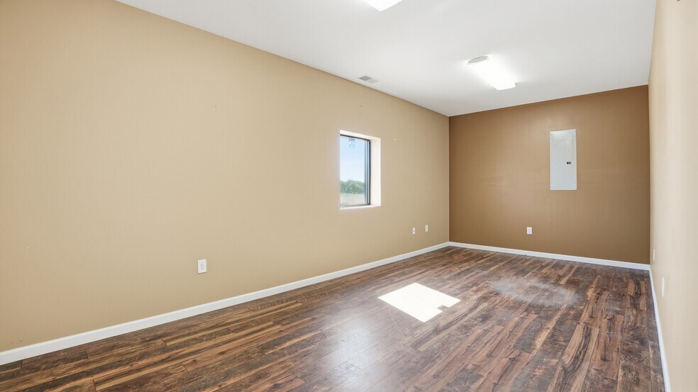 More Photos Of 1087 Aedc Rd, Winchester Industrial For Lease
