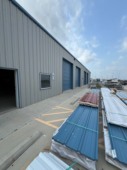 More Photos Of 112-120 Cove Harbor North, Rockport Warehouse For Lease