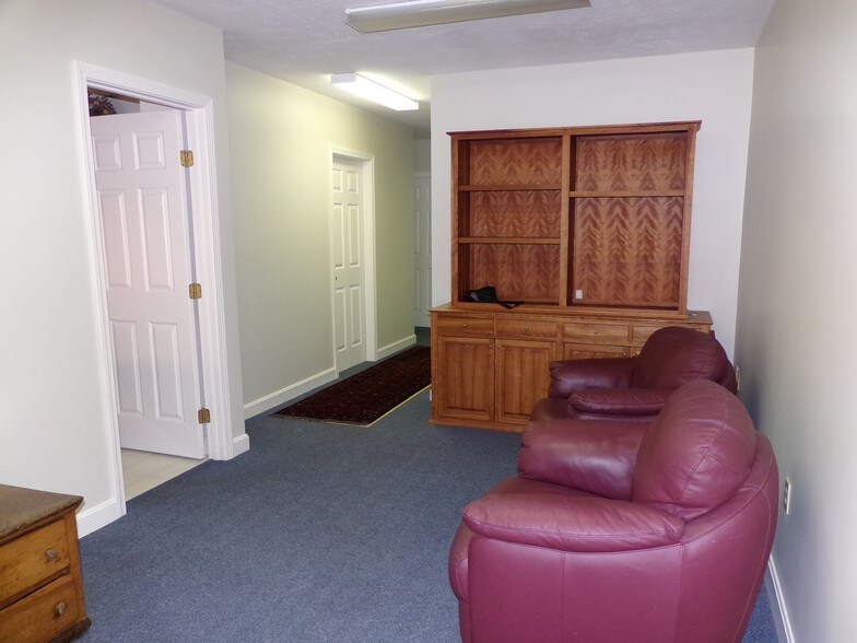 More Photos Of 401 Gilford Ave, Gilford Medical For Lease