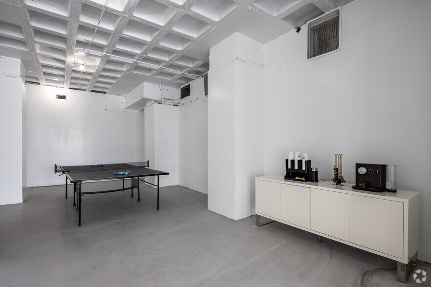More Photos Of 866 United Nations Plz, New York Office For Sale