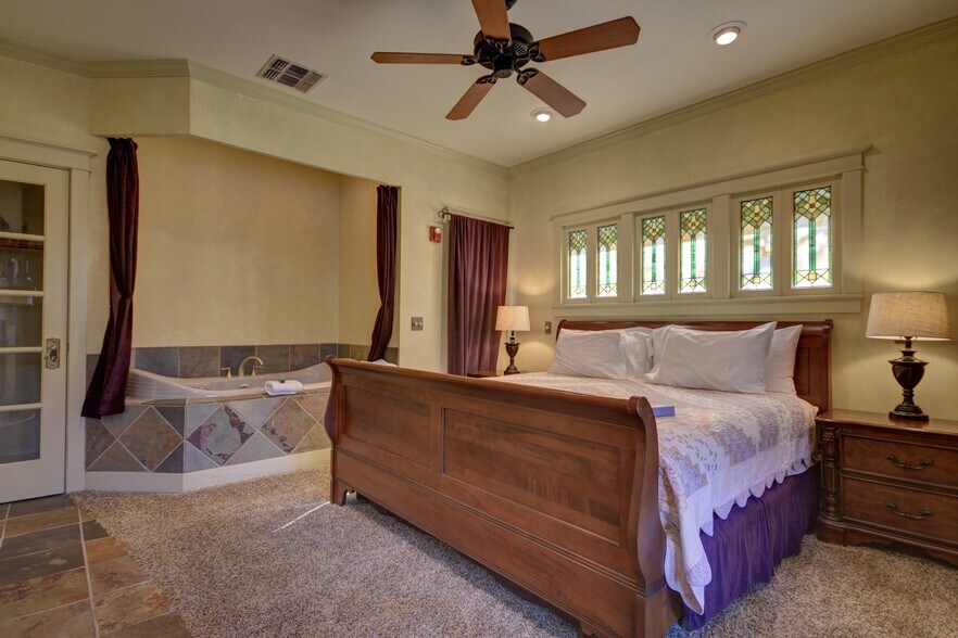 More Photos Of 1804 S Park St, Brenham Hospitality For Sale
