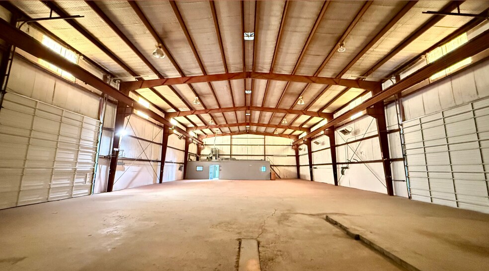 More Photos Of 1900 W 2nd St, Odessa Industrial For Lease