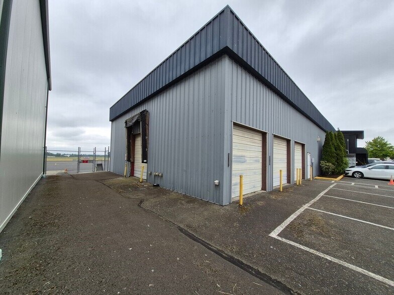 More Photos Of 15426 Airport Dr, Burlington Airplane Hangar For Lease