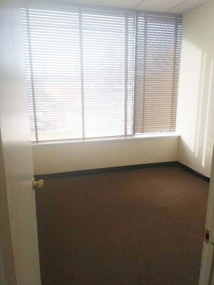 More Photos Of 498 Inman Ave, Colonia Office For Lease