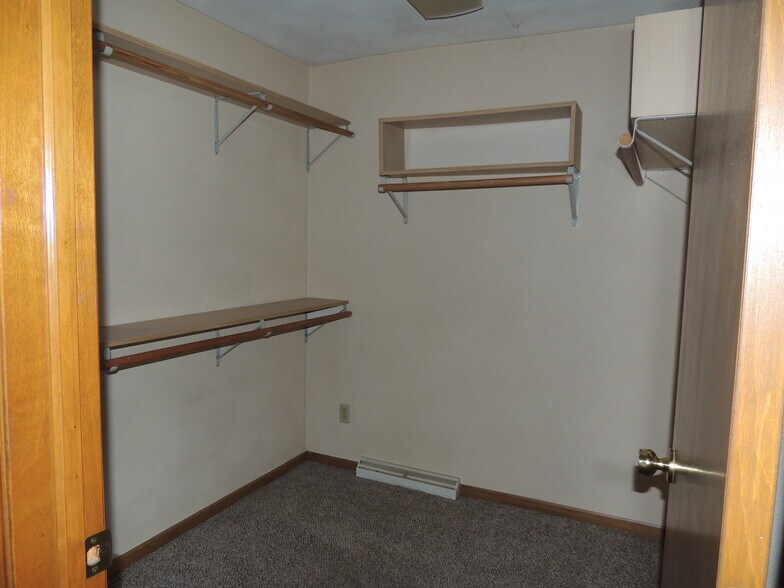 More Photos Of 726 Valley Rd, Menasha Bar For Sale